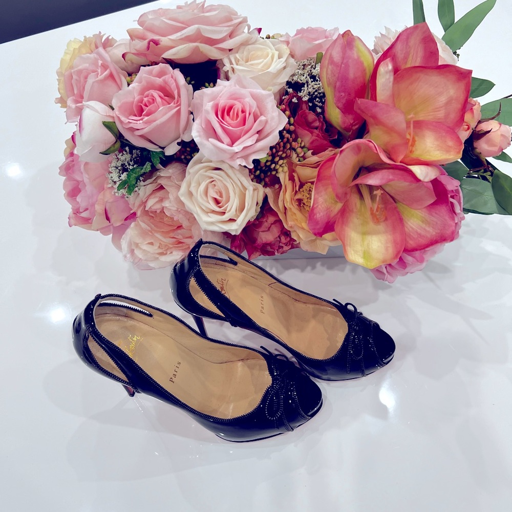 Christian louboutin Black patent leather. Size 39 barley worn